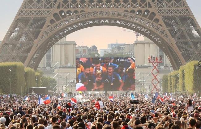 Torcedores franceses tomaram principais pontos tur�sticos e avenidas de Paris para celebrar o bi mundial