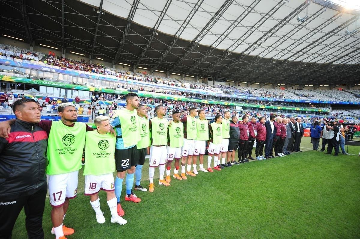 Imagens da partida entre Bolvia e Venezuela