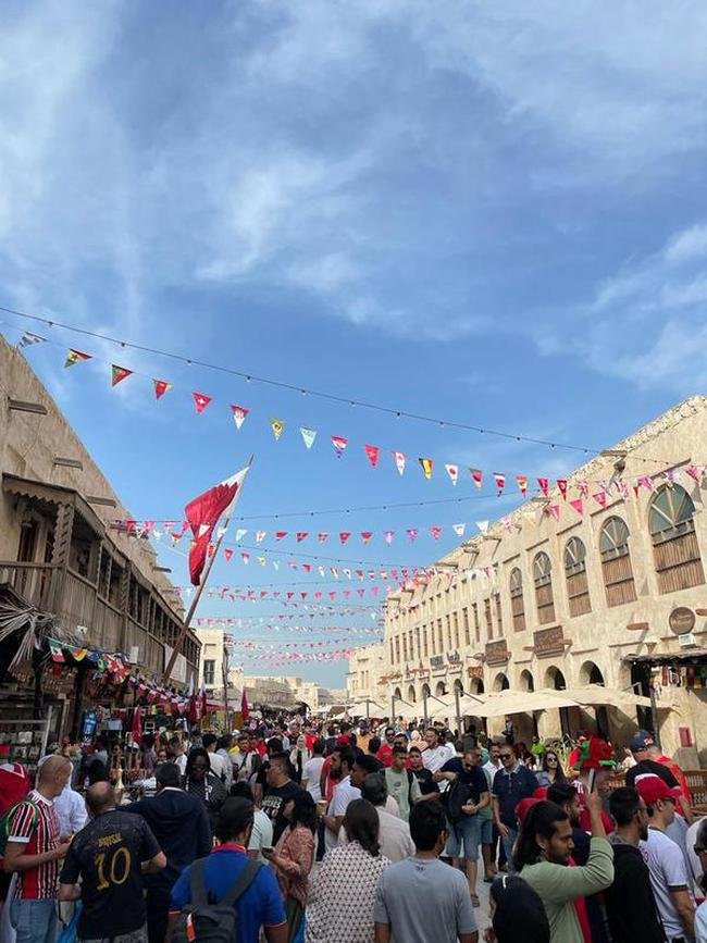 Torcidas da Copa do Mundo de 2022 tm se encontrado no Souq Waqif, tradicional mercado em Doha, no Catar.