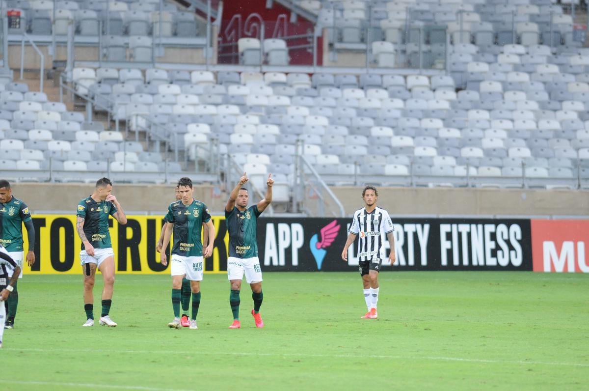 No segundo tempo, Joo Paulo arriscou de longe e marcou um golao para o Amrica: 1 a 1