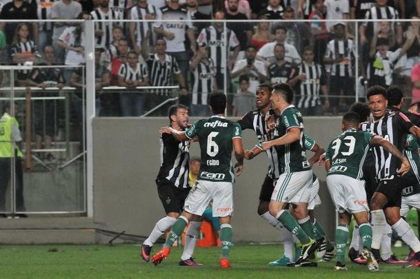 Imagens da confuso entre Leandro Donizete e Gabriel Jesus no Horto