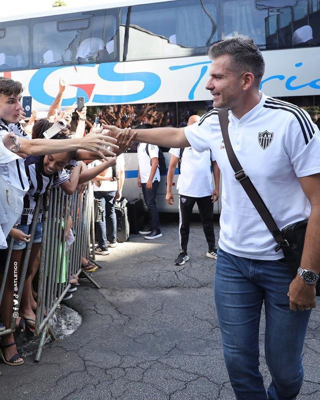 Torcedores recepcionam jogadores do Atltico em Ipatinga