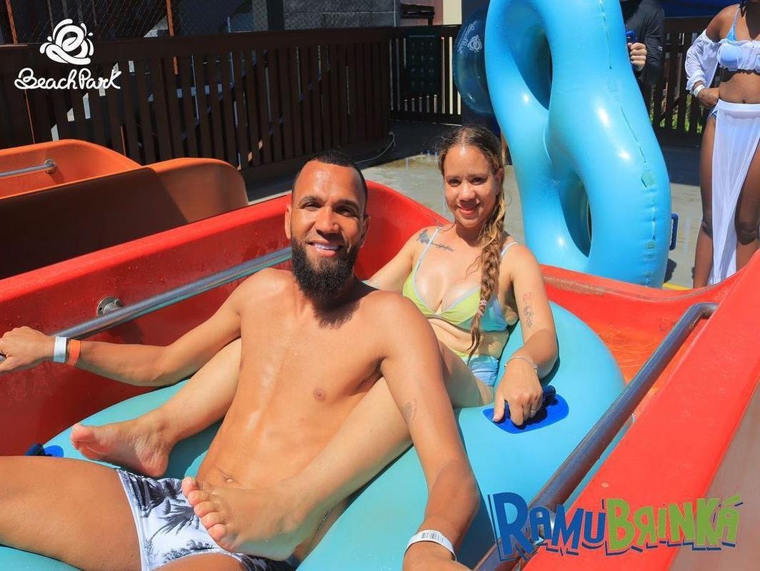 Goleiro Everson com a famlia no Beach Park, em Fortaleza