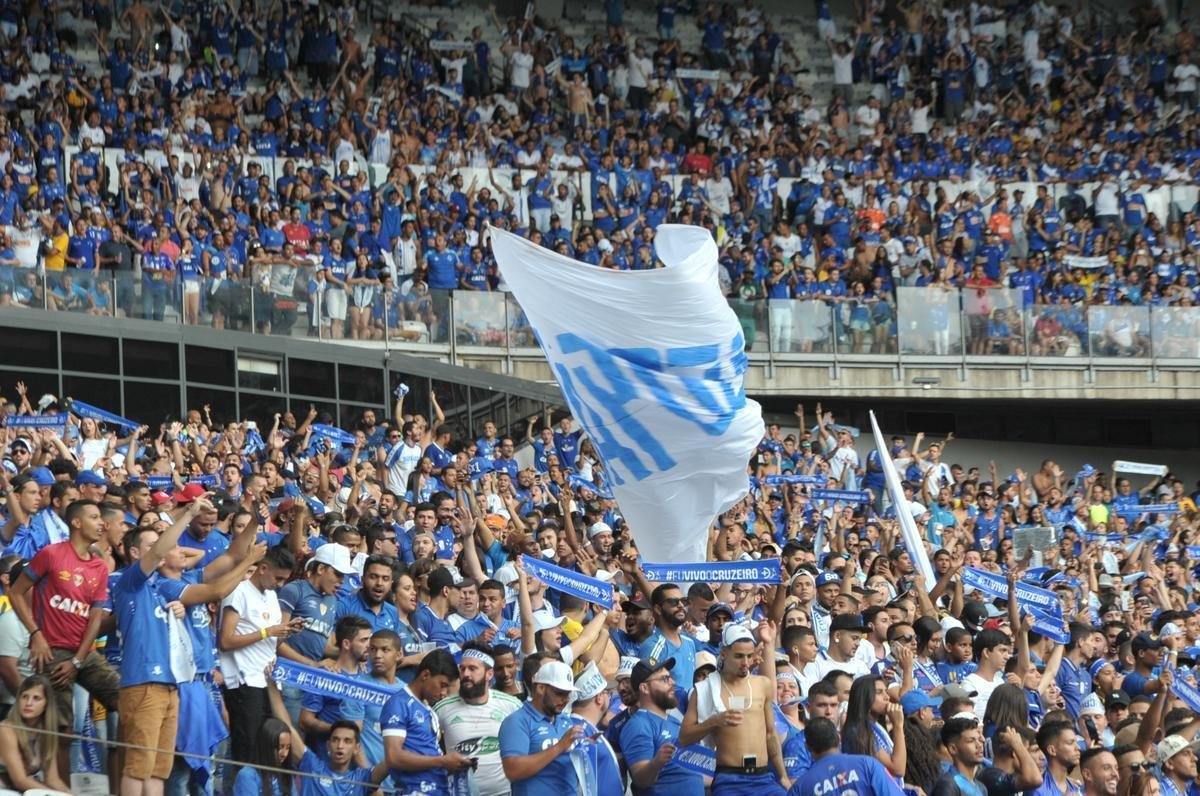 Fotos da torcida do Cruzeiro no primeiro clssico da final do Mineiro, contra o Atltico, no Mineiro