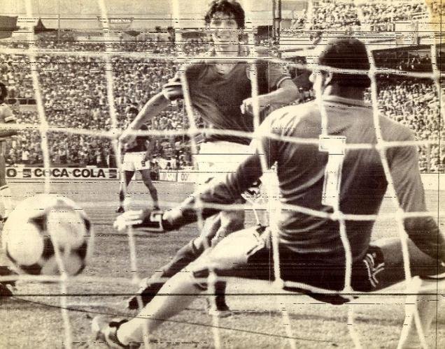 Fotos da vitria da Itlia sobre o Brasil, por 3 a 2, pela segunda fase. Paolo Rossi fez trs gols e se transformou em histrico carrasco da Seleo. Na imagem, o terceiro gol do atacante italiano