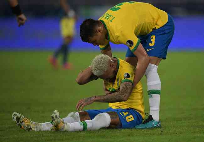 Thiago Silva e Neymar durante partida contra a Colmbia, pela Copa Amrica