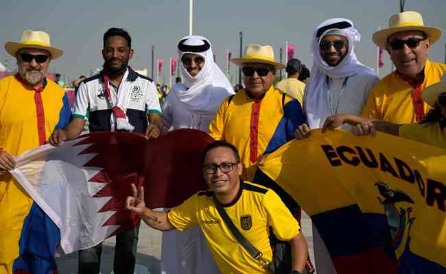 Torcedores do Catar e do Equador juntos na abertura da Copa do Mundo