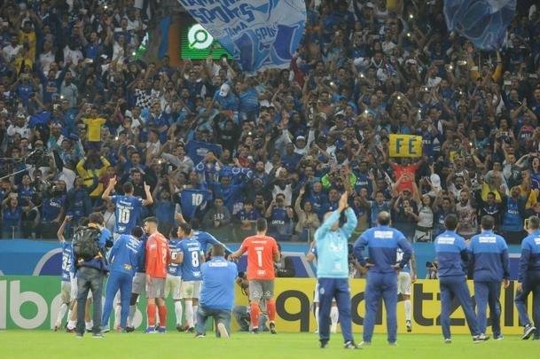 A emoo da torcida do Cruzeiro com a classificao da Copa do Brasil, nos pnaltis, diante do Fluminense. Reprter fotogrfico Alexandre Guzanshe registrou a vibrao de um pai com o filho no colo durante e aps as cobranas. Time celeste avanou s quartas de final