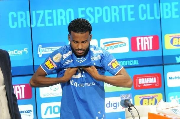 Fotos da apresentao do atacante Ezequiel no Cruzeiro