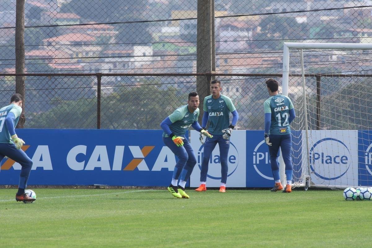 Presidente do Cruzeiro, Wagner Pires de S, acompanhou treino deste sbado, na Toca da Raposa II. Mais uma vez, Arrascaeta treinou normalmente e est cotado para iniciar como titular diante do Atltico-PR, na segunda-feira, no Mineiro, pelas oitavas de final da Copa do Brasil