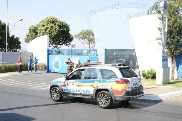 Integrantes da Mfia Azul protestaram na tarde desta tera, na porta da Toca II