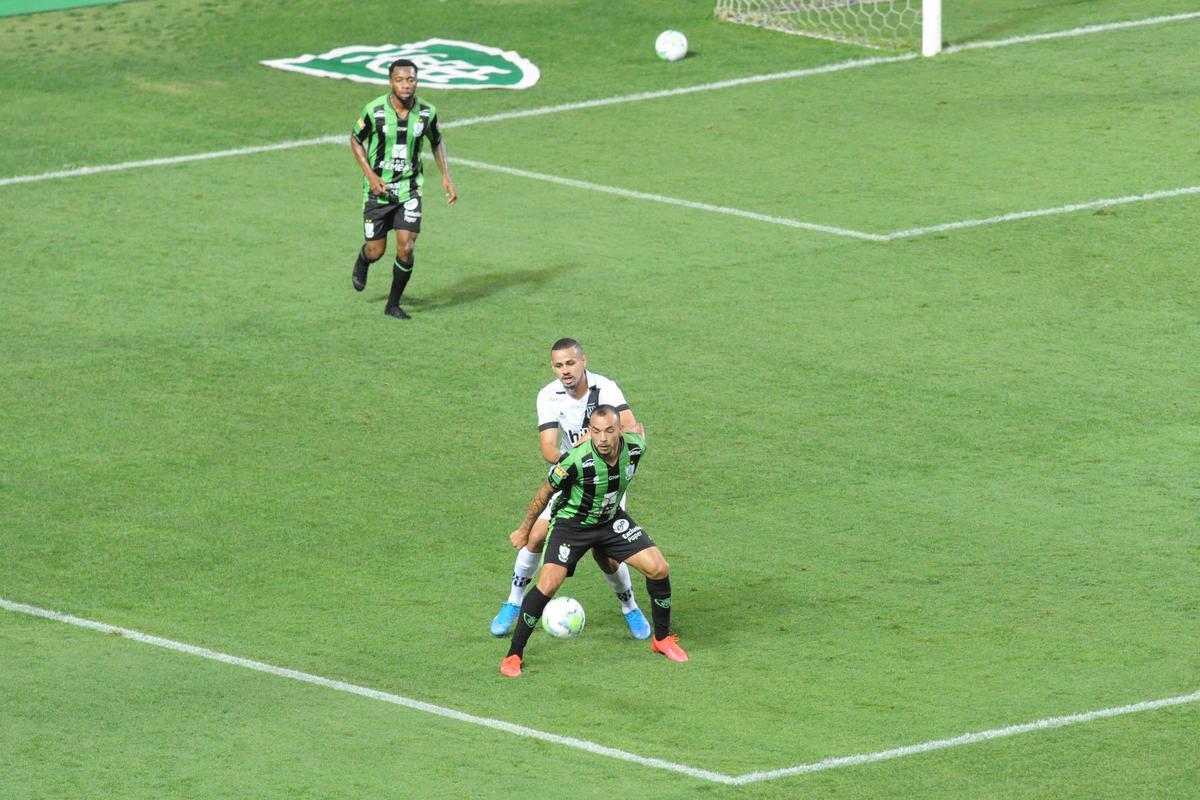 Rodolfo, de pnalti, marcou o terceiro gol do Amrica sobre a Ponte Preta