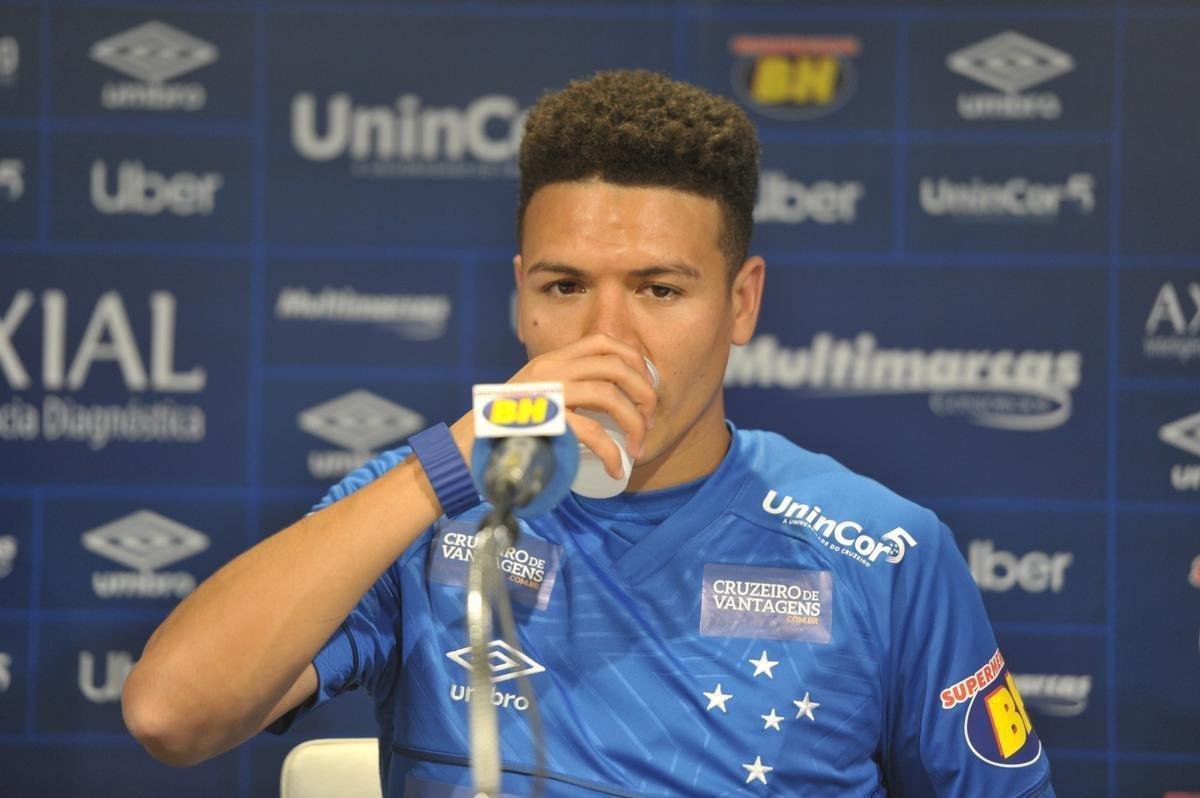 Fotos da apresentao de meia Marquinhos Gabriel no Cruzeiro (Alexandre Guzanshe/EM D.A Press)