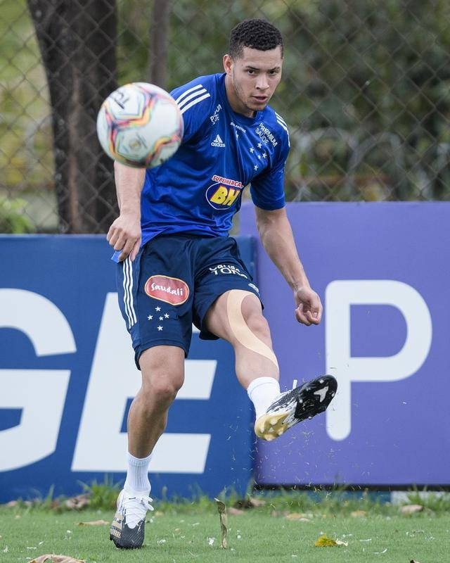 Fotos do primeiro treino de Rafael Sobis na volta ao Cruzeiro, nesta segunda