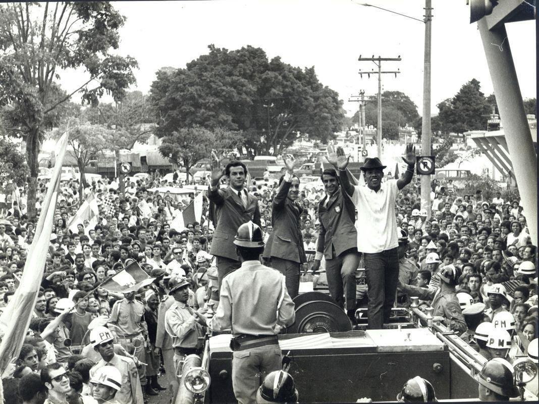 Fontana, Tosto e Piazza, do Cruzeiro, e Dario, do Atltico, em desfile de carro aberto, em Belo Horizonte, aps a conquista da Copa do Mundo de 1970.