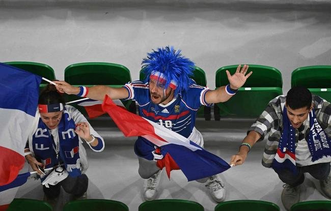 Torcedores no Estdio Al Thumama, em Doha, para o duelo entre Frana e Polnia, pelas oitavas de final da Copa do Mundo.