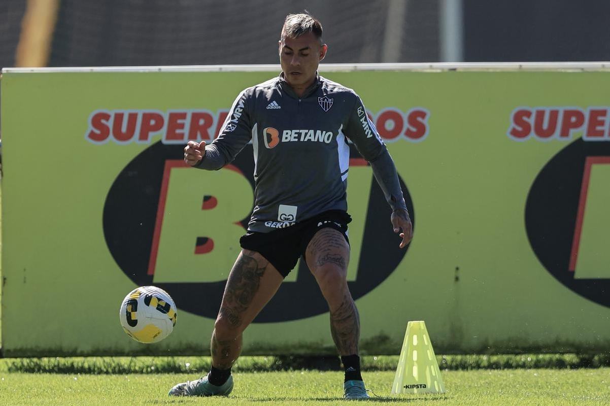 Nesta quinta-feira (28), o Atltico realizou o terceiro treino na Cidade do Galo aps o retorno de Cuca. Durante a atividade, o treinador conversou com o presidente do clube, Srgio Coelho.