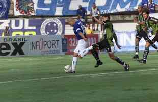 No duelo de volta, o Cruzeiro goleou o Amrica por 4 a 1 e avanou  final do Campeonato Mineiro de 2004. Alex e Jussi marcaram duas vezes cada. Na deciso, a Raposa se sagrou campe ao superar o Atltico.