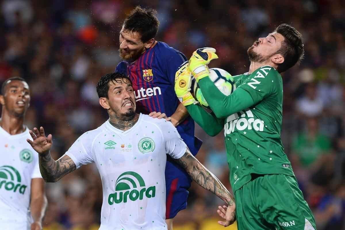 Duelo no Camp Nou marca o retorno do lateral Alan Ruschel aos gramados aps o acidente com o avio da Chape, em novembro de 2016