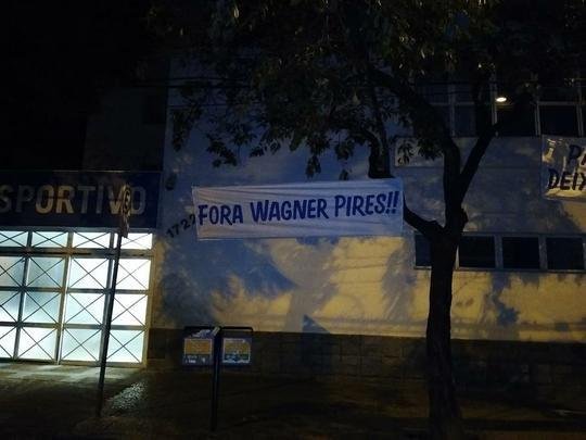 Presidente Wagner Pires de Sá, o vice de futebol Itair Machado e o diretor-geral Sérgio Nonato foram os alvos dos protestos em frente à sede do Cruzeiro
