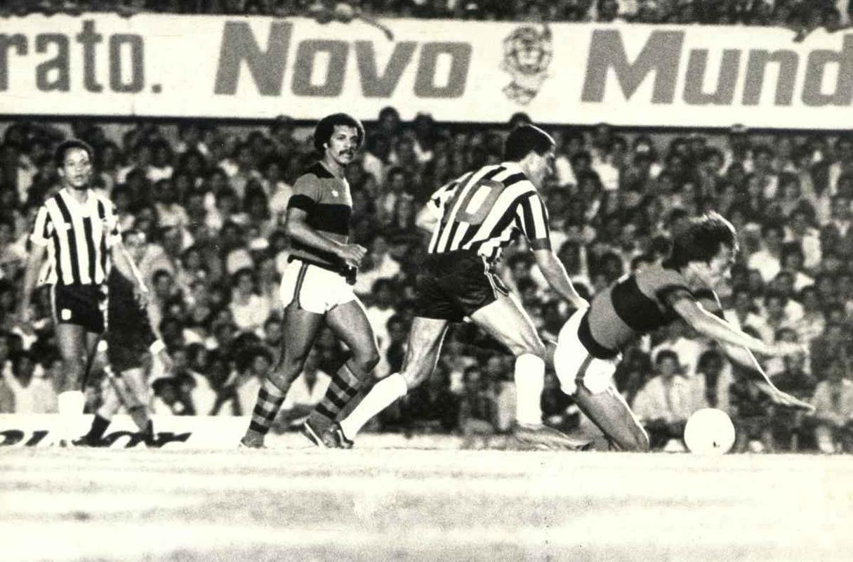 Em 1981, os rivais voltaram a se enfrentar, desta vez pela Copa Libertadores. O jogo ficou marcado negativamente na histria do Alvinegro. Empatados na primeira fase, Atltico e Flamengo foram para o jogo de desempate, que aconteceu no Serra Dourada, em Goinia. O rbitro Jos Roberto Wright expulsou Reinaldo, craque atleticano, aps falta em Zico, e iniciou uma grande confuso. Ainda levaram o carto vermelho: der Aleixo, Chico, Palhinha e Cerezo. O nmero de expulses fez com que o rbitro encerasse a partida antes do tempo previsto. O Rubro-Negro avanou de fase, conquistou o ttulo sul-americano e tambm foi campeo mundial no fim do ano.