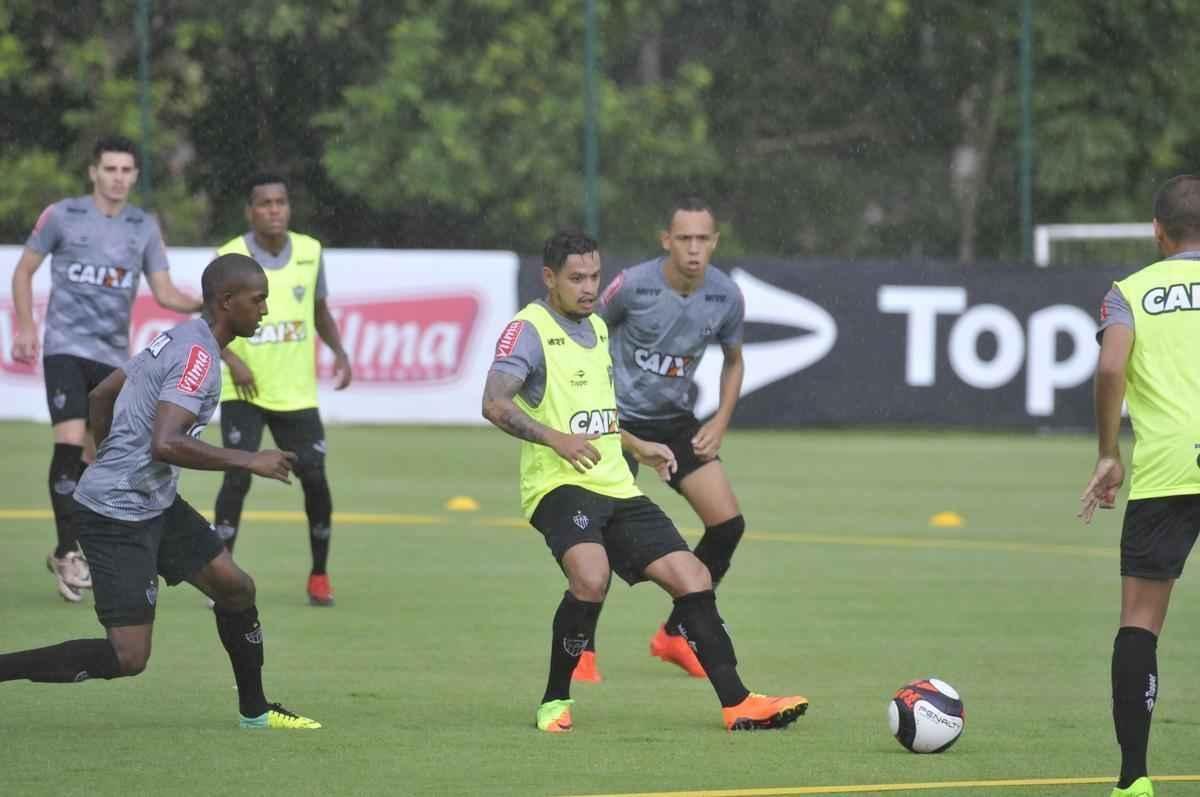 Volante Elias participou nesta quinta-feira do seu primeiro treino como jogador do Atltico. Roger Machado comandou uma atividade com bola utilizando atletas que no jogaram ou atuaram pouco diante do Cruzeiro