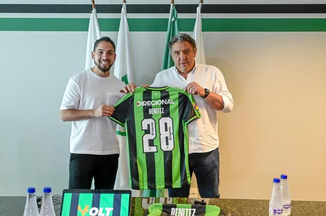 Reforço do Coelho, Benítez foi apresentado após sessão de fotos e autógrafos