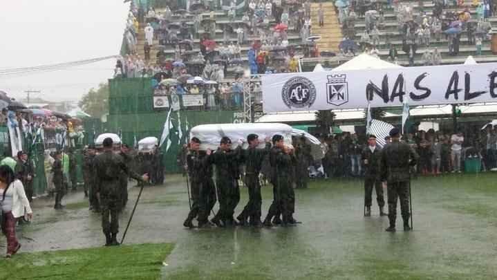 Emoção das famílias no velório dos heróis da Chapecoense