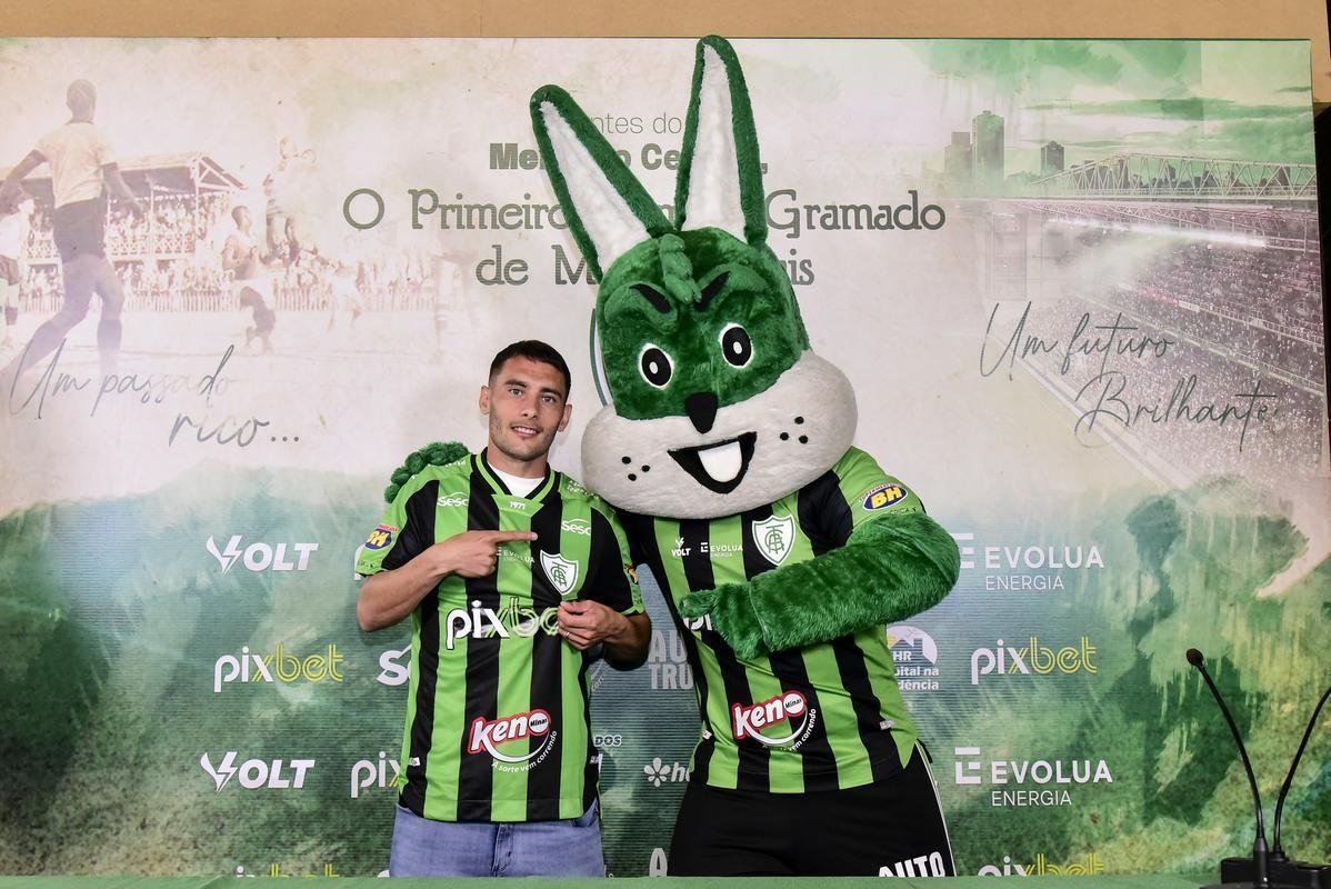 O meia argentino Emmanuel Martinez foi apresentado pelo Am�rica nesta ter�a-feira (16/8), em evento realizado no Mercado Central, em Belo Horizonte. 