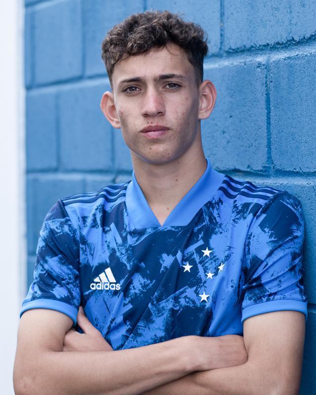 Fotos da nova camisa 3 do Cruzeiro, produzida pela Adidas