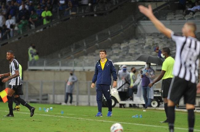 Edu marcou o gol da vitria do Cruzeiro sobre o Democrata-GV no ltimo minuto e mostrou novamente poder de deciso