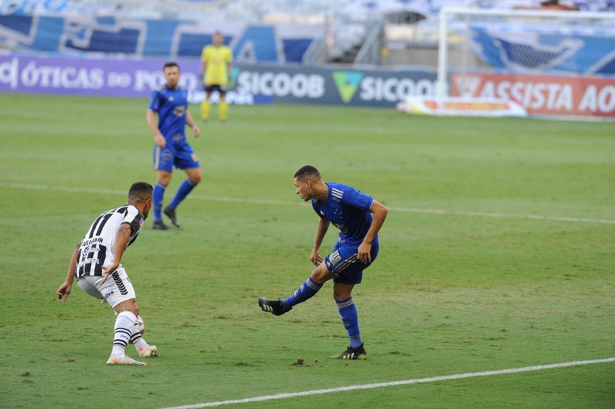 Fotos da vitria do Cruzeiro sobre o Athletic de So Joo del-Rei, por 1 a 0, no Mineiro, pela quarta rodada do Campeonato Mineiro de 2021. Marcelo Moreno, de pnalti, marcou o gol do triunfo celeste no Gigante da Pampulha