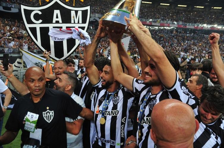 Atltico ergue a taa de campeo brasileiro e d a volta olmpica diante da torcida alvinegra, no Mineiro