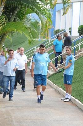 Fotos da apresentao de Adilson Batista como novo tcnico do Cruzeiro. Tcnico teve reunio com jogadores na Toca da Raposa II, falou com a imprensa e depois comandou seu primeiro treino