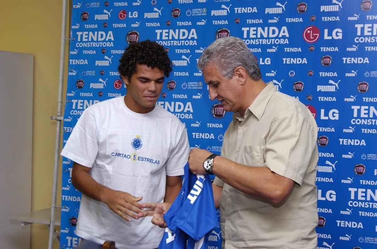 05/05/2008 - Apresentao do jogador de futebol do Cruzeiro, Camilo, ao lado de Eduardo Maluf, na Toca da Raposa II, em Belo Horizonte