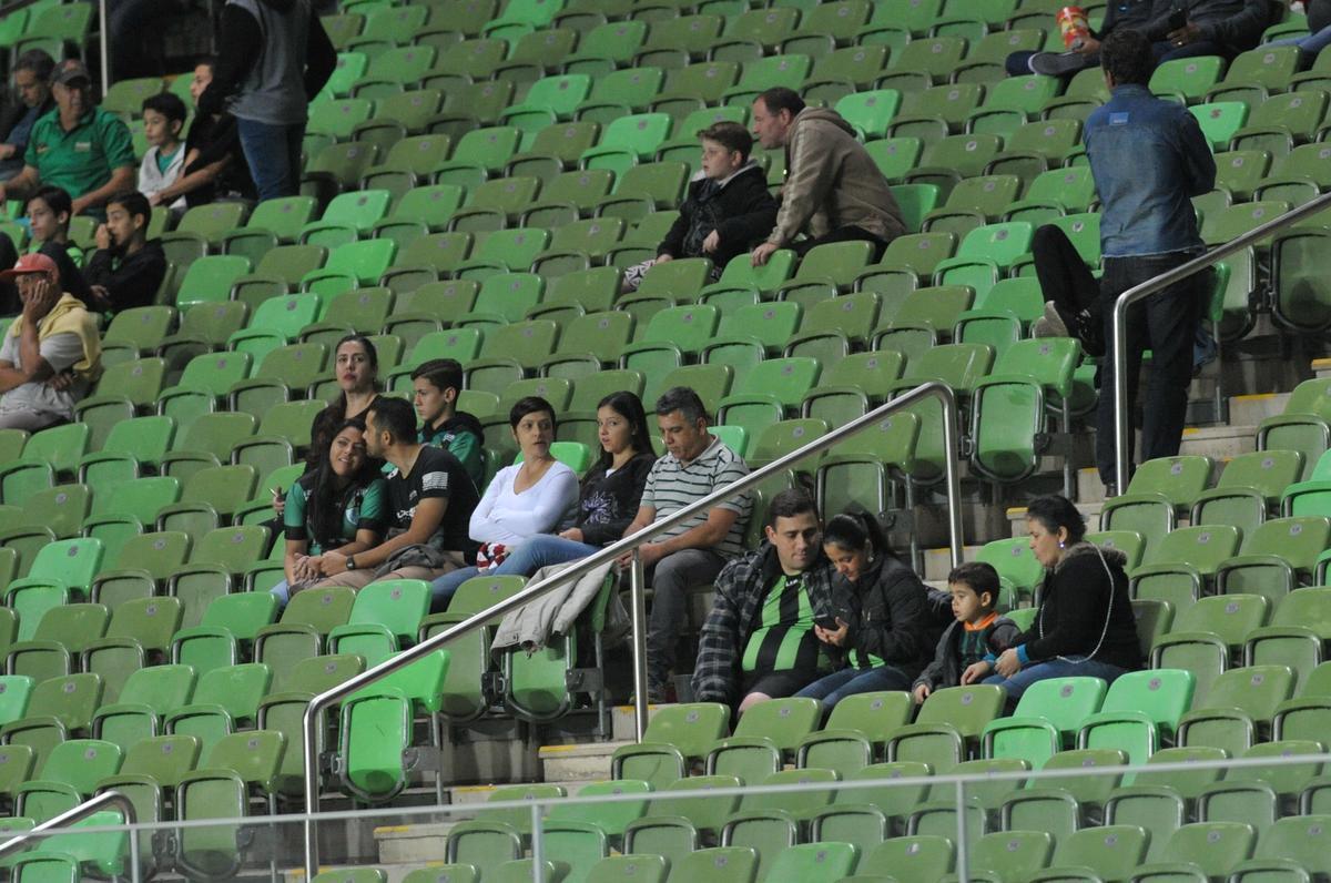 Torcedores do Amrica na partida contra o Internacional, no Independncia, pela 15 rodada do Brasileiro