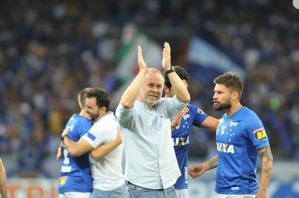 Depois da classificao diante do Palmeiras, jogadores e torcida do Cruzeiro festejaram no Mineiro a passagem  final da Copa do Brasil