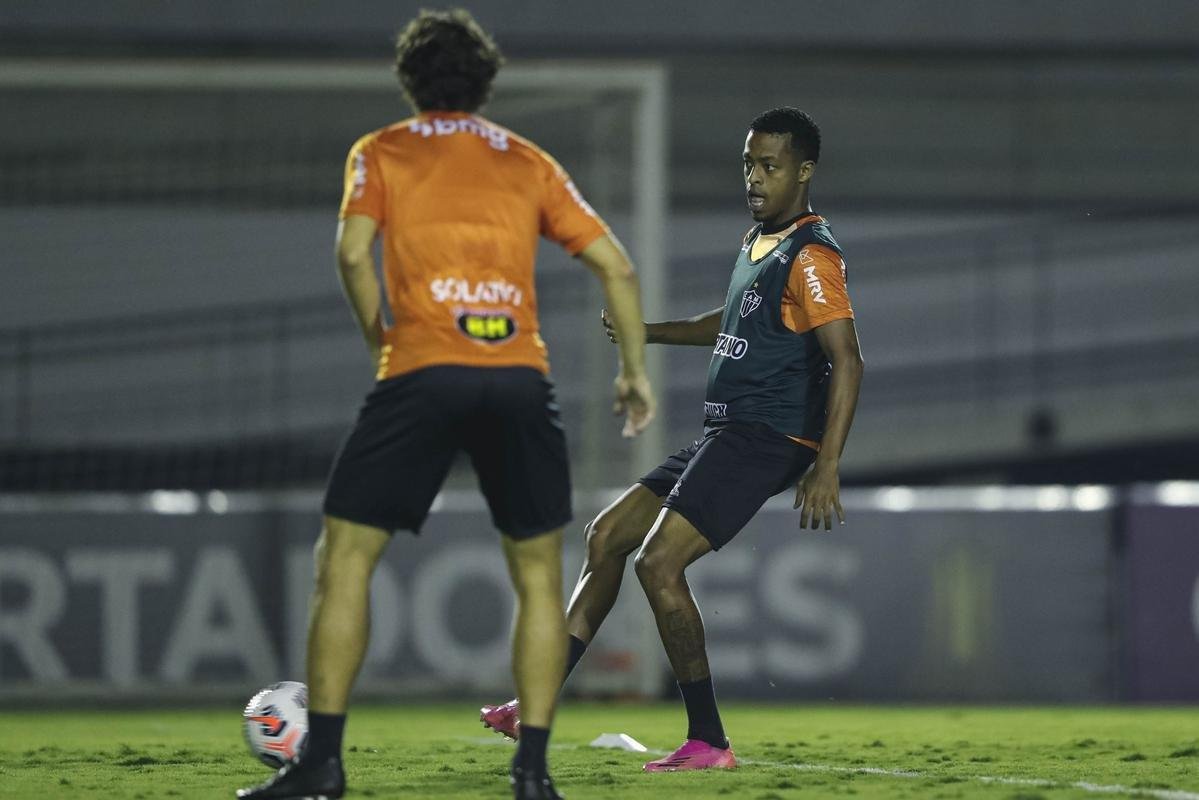 Tcnico Cuca comandou atividade do Atltico no CT da Conmebol no Paraguai 