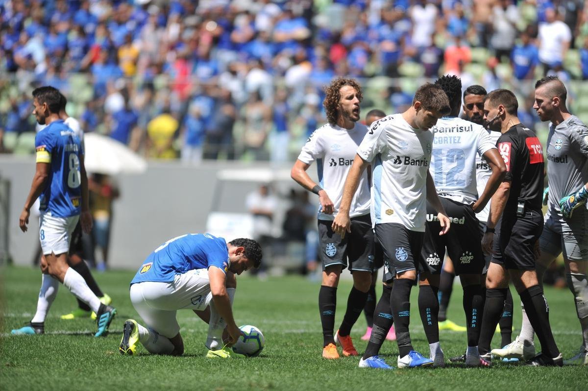 Lances da partida entre Cruzeiro e Grmio, no Independncia, pela 18 rodada do Campeonato Brasileiro