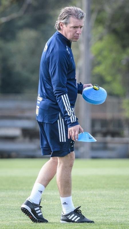 Felipo comandou primeiro treino no retorno ao Cruzeiro na vspera da partida contra o Operrio, pela Srie B. Atividade aconteceu no CT do Caju, em Curitiba