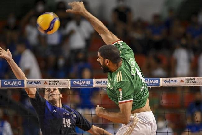 Cruzeiro se garantiu na decis�o do Sul-Americano de V�lei ao bater os argentinos do Policial Voley por 3 sets a 0, neste s�bado (5), no Gin�sio do Riacho, em Contagem. As parciais foram de 25/20, 29/27 e 25/16