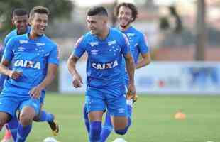 Jogadores do Cruzeiro trabalharam em tom descontrado na Toca da Raposa antes de final com Flamengo
