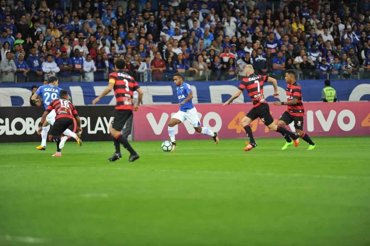 Cruzeiro empatou com o vitria, neste domingo, no Mineiro