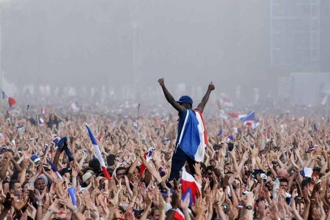 Torcedores franceses tomaram principais pontos tur�sticos e avenidas de Paris para celebrar o bi mundial