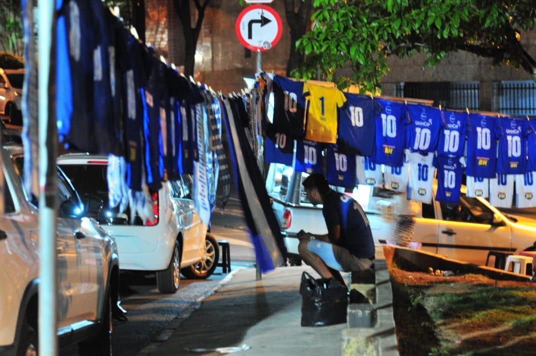 Torcedores do Cruzeiro acompanham final da Copa do Brasil no Mercado Distrital do Cruzeiro, em Belo Horizonte