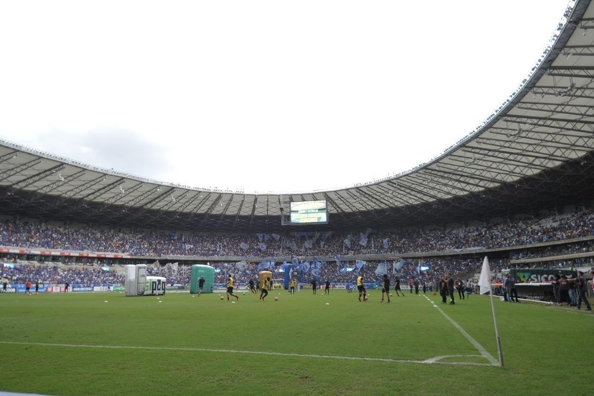 Fotos da torcida do Cruzeiro no primeiro clssico da final do Mineiro, contra o Atltico, no Mineiro