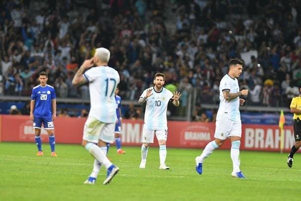 Fotos do empate por 1 a 1 entre Argentina e Paraguai, no Mineiro, pela Copa Amrica