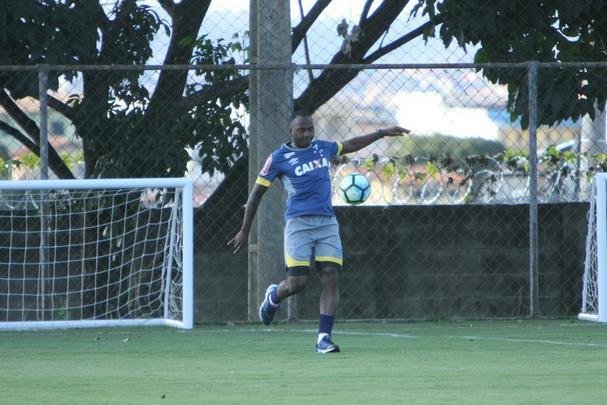 Atacante Sass trabalhou com elenco do Cruzeiro nesta tera-feira e foi apresentado como reforo