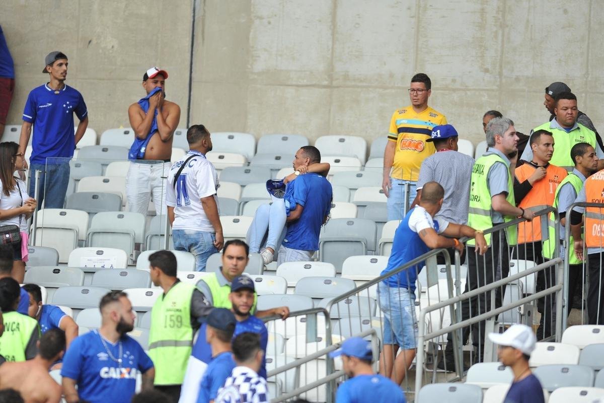 Depois de derrota do Cruzeiro para o Palmeiras e da confirmao do rebaixamento, Mineiro virou praa de guerra, com ira da torcida, depredaes e bombas