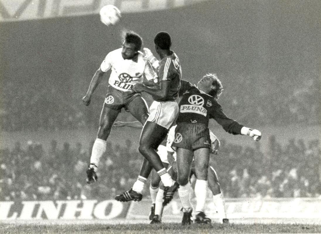 Imagens do Cruzeiro com a camisa da Adidas (Arquivo/Estado de Minas)